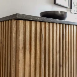 Buffet<Made in Meubles Buffet 4 portes en bois de manguier et marbre Betty