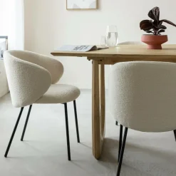 Chaise<Made in Meubles Chaise avec accoudoirs ronds en tissu bouclette écru clair et pieds en métal Cléa (lot de 2)