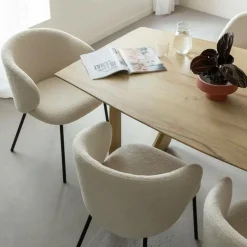 Chaise<Made in Meubles Chaise avec accoudoirs ronds en tissu bouclette écru clair et pieds en métal Cléa (lot de 2)