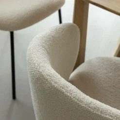Chaise<Made in Meubles Chaise avec accoudoirs ronds en tissu bouclette écru clair et pieds en métal Cléa (lot de 2)