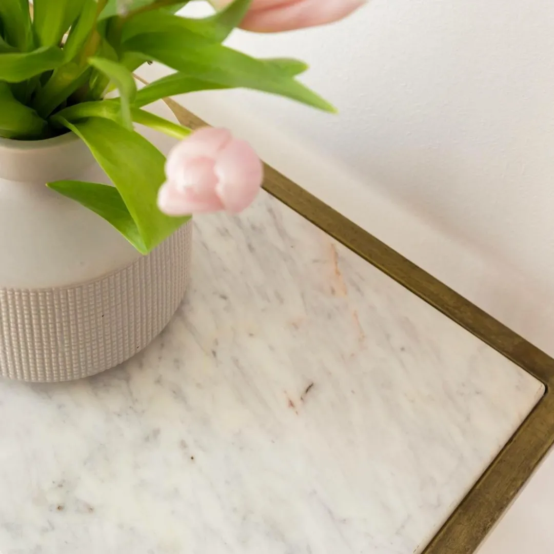 Table Console<Made in Meubles Console en métal doré et marbre Timéo